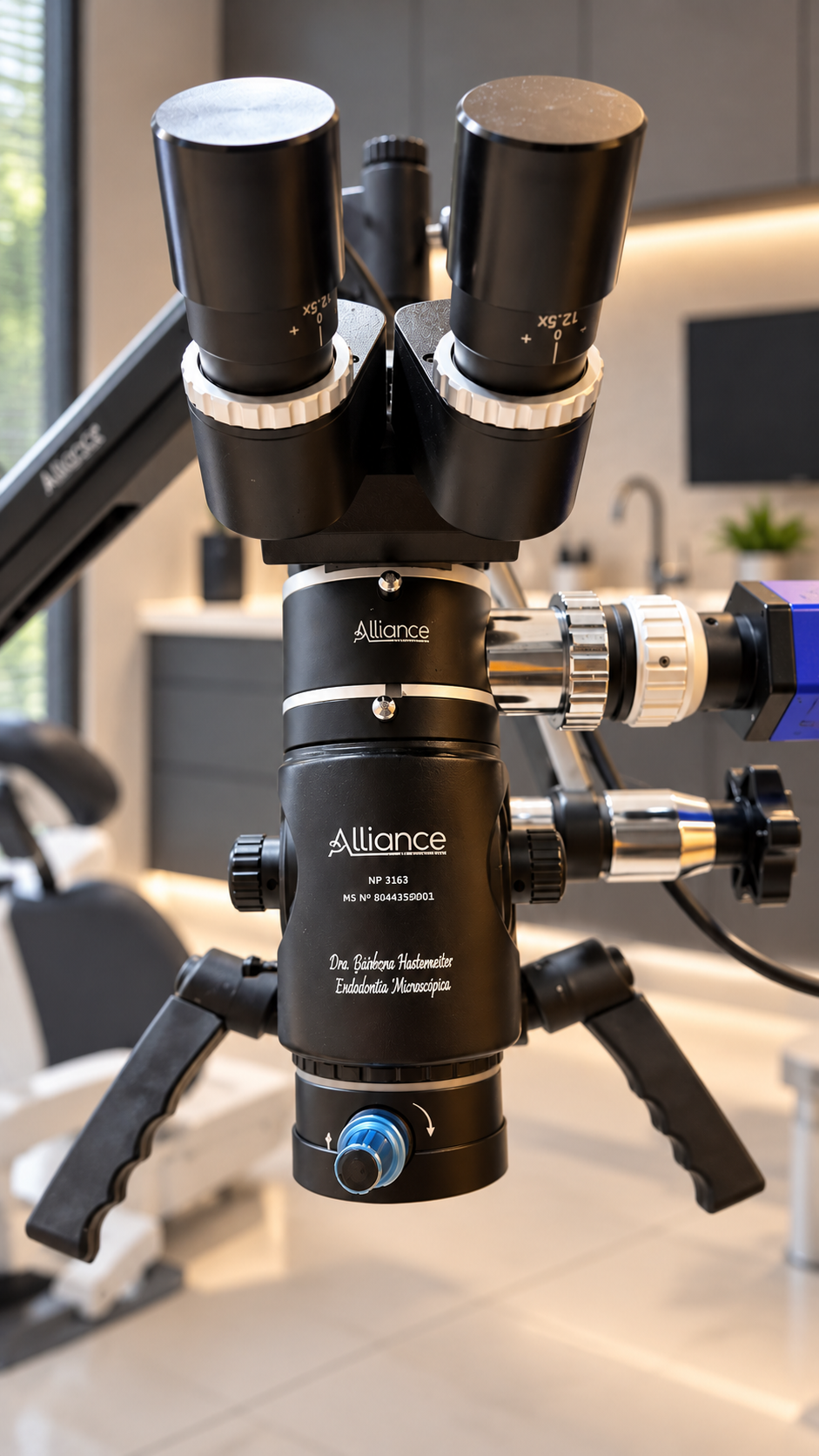Microscópio Alliance em clínica odontológica moderna